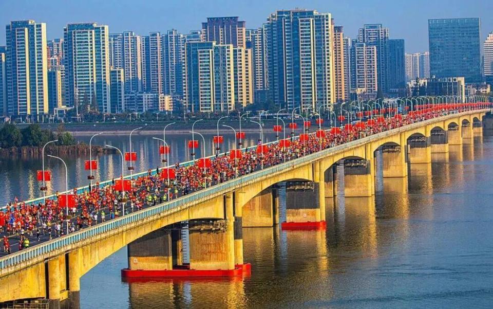 面热气腾腾, 在耳畔 面热气腾腾, 在耳畔